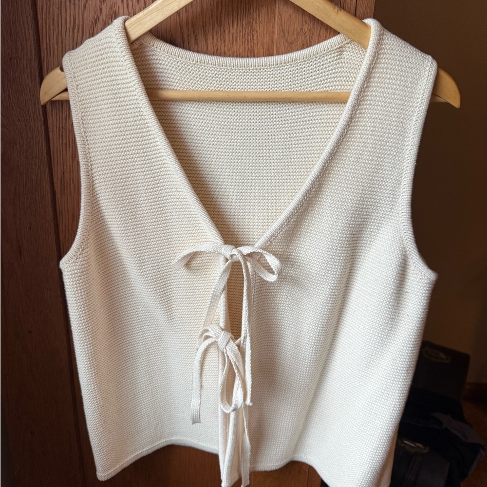 Neuflora Blaine sweater vest in cream